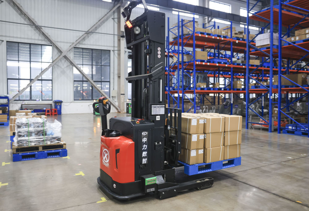 2026年3月16日，中力叉车仓储区，智能堆高式机器人对货物进行堆垛。（受访者供图）