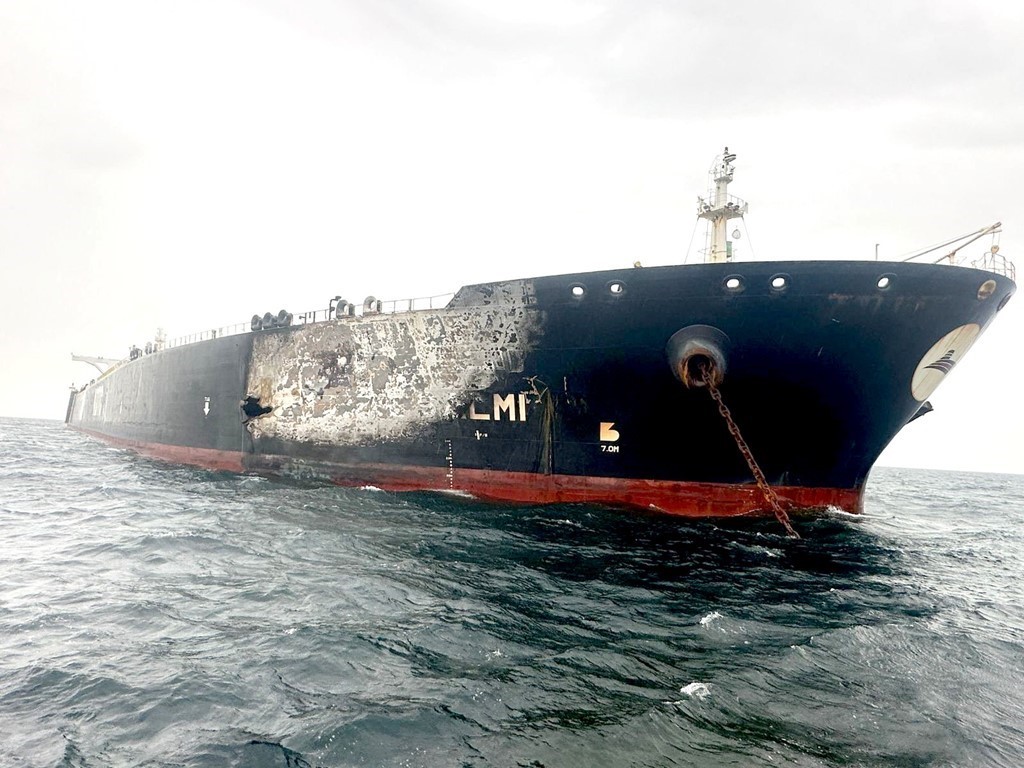 当地时间3月31日，悬挂科威特国旗的“塞勒米”号油轮在遭到袭击后受损。图源：英媒