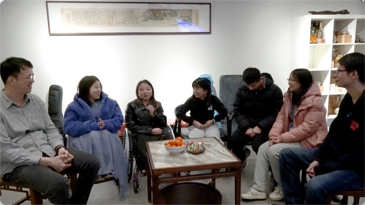 一群人坐在桌子前</p><p>AI 生成的内容可能不正确。