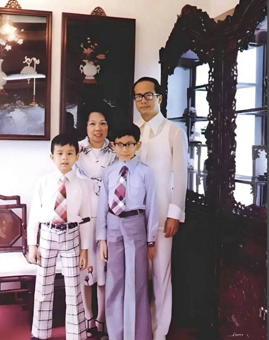 ▲李嘉诚全家福,来源:搜狐