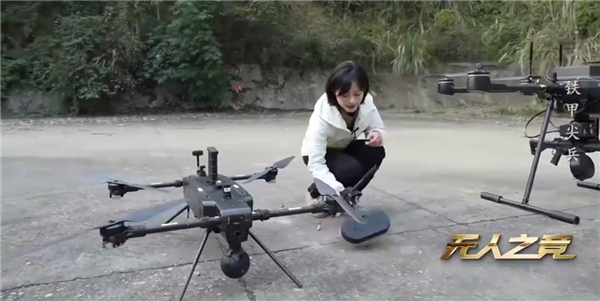 中国无东说念主飞枪曝光 跟机器狼初次协同演练:空中锁敌+大地剿除 帅爆了