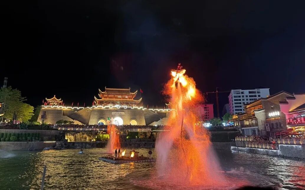 火树银花和飞天火壶表演现场。(黄亚男摄).jpg