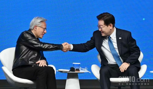 李在明（右）与黄仁勋
