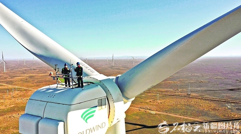 深圳能源集团股份有限公司新疆分公司木垒200兆瓦风力发电场员工巡检风机。目前,木垒工业园区总装机容量2000万千瓦,是“疆电东送”主要的风电新能源产区之一。周游 摄