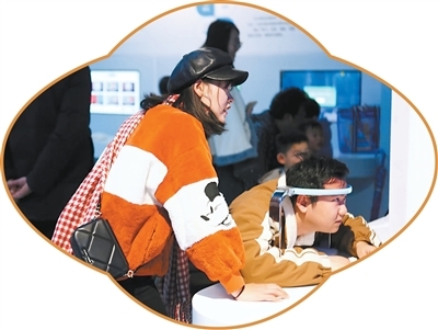 观众在中国杭州低碳科技馆参观体验。　　冯春华摄