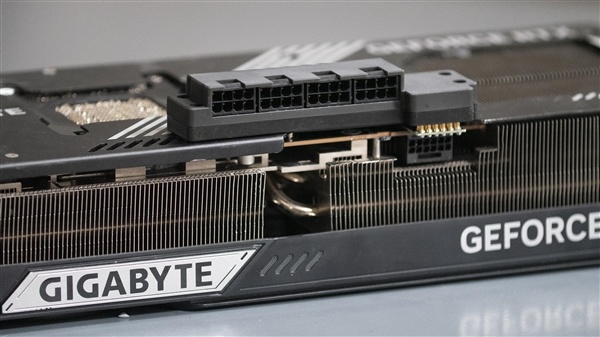 RTX 5090烧接口终于有救!手搓四个8pin替代:温度仅45°C