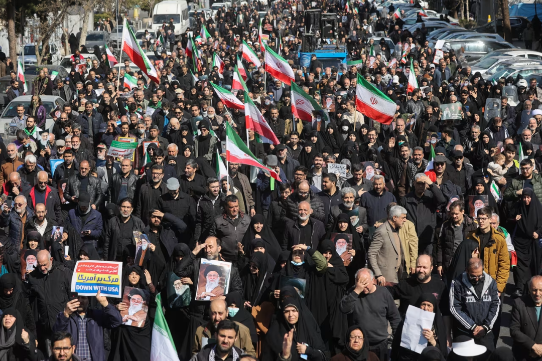 ▲德黑兰街头，伊朗民众悼念哈梅内伊。（图源：CNN）