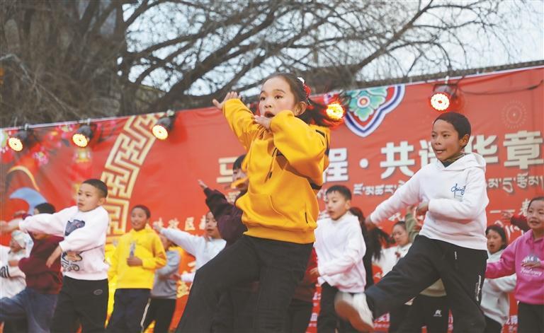 日喀则市桑珠孜区扎西吉彩社区举办新时代文明实践活动之“我们的节日·春节藏历新年”暨扎西吉彩社区第四届“村晚”。 这是孩子们在“村晚”上表演节目。本报记者 马晓艳 摄