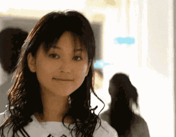 在《十八岁的天空》中,金莎饰演“校花”蓝菲琳