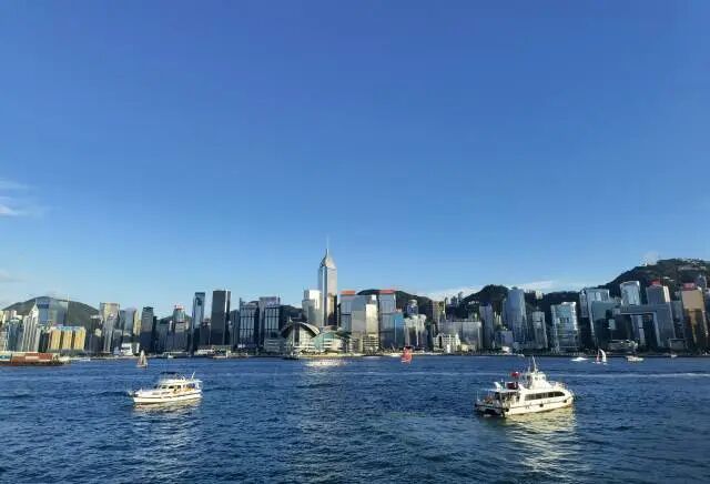维多利亚港上的游艇。South记者 许晓鑫 摄