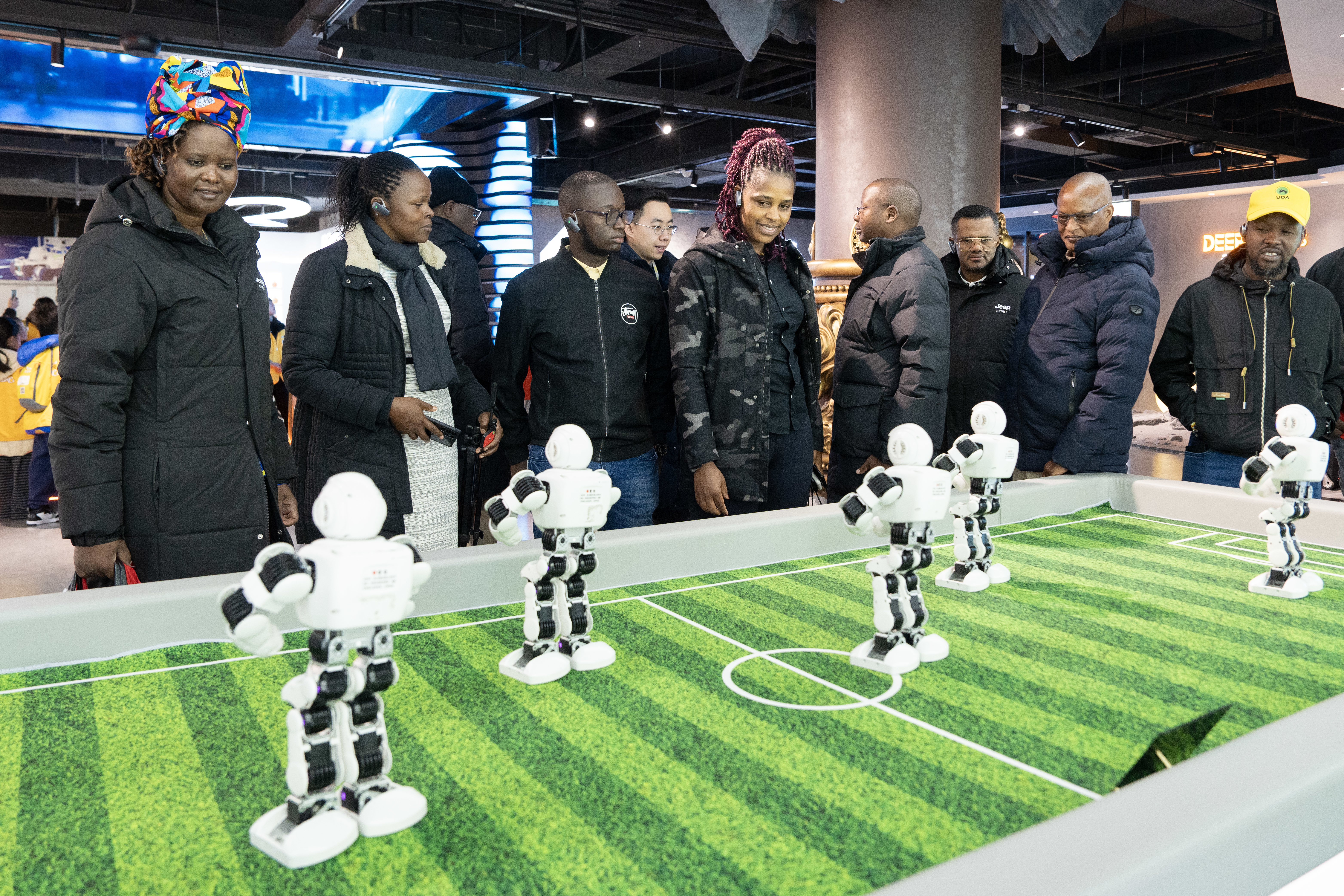 2026年2月2日，肯尼亚联合民主同盟干部考察团成员在杭州观看小型机器人舞蹈。 吴君毅 摄