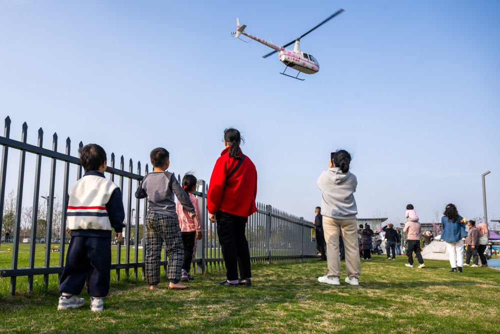 3月21日，游客在武汉未来荟低空文旅产业示范园游览。新华社记者 肖艺九 摄