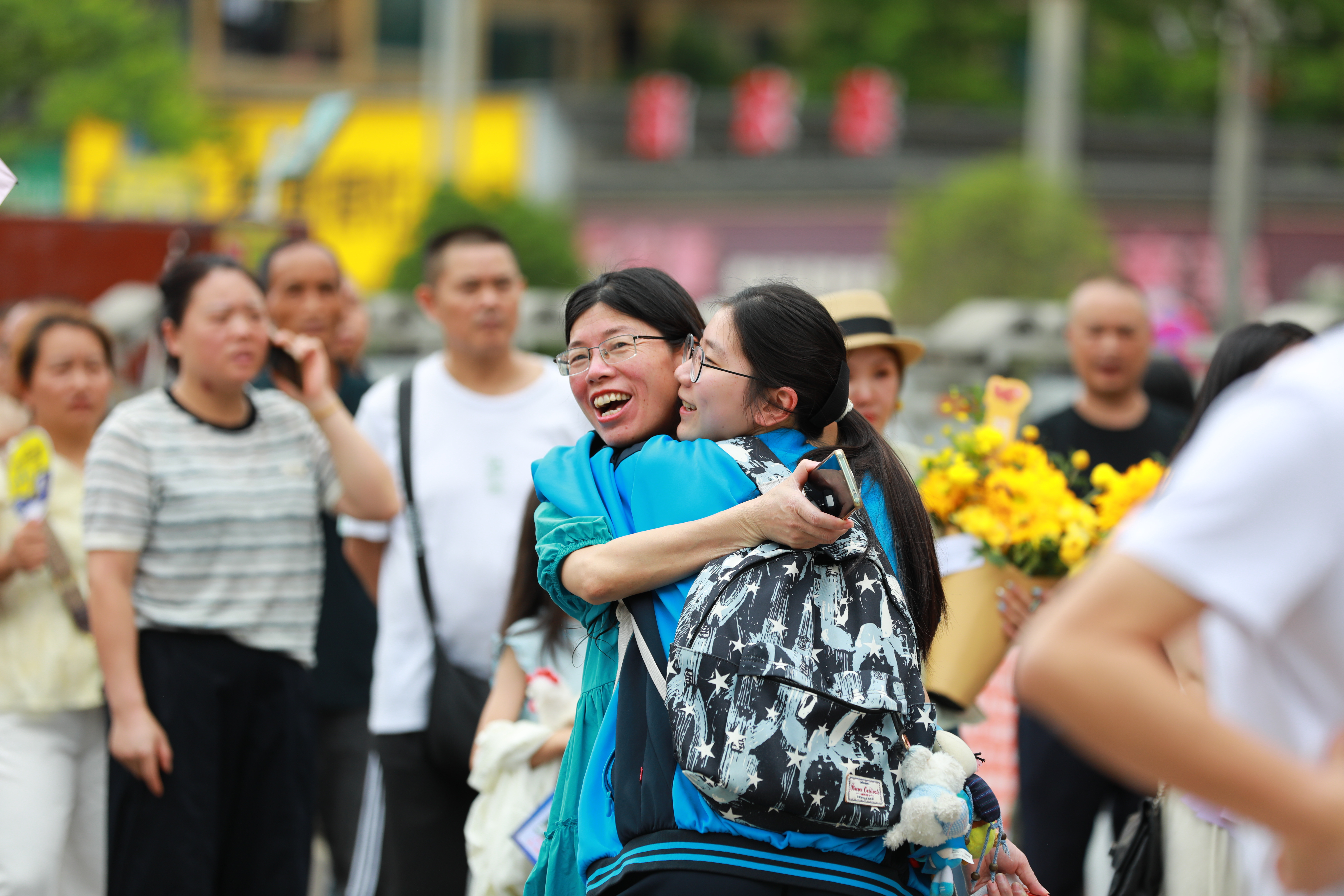 6月7日,在贵州省黔东南苗族侗族自治州凯里市第一中学考点,考生走出考场与家长拥抱。新华社发(吴贤燕 摄)