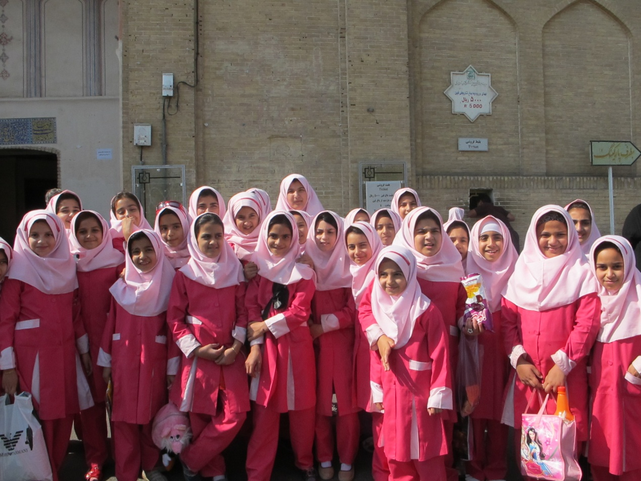 和好闺密一起在伊朗旅游期间偶遇的一群女学生,想来都平安长成大姑娘了吧。最近,因导弹袭击而遇害的伊朗女子学校的学生,正是这样的女孩,让人怎不感到愤懑!