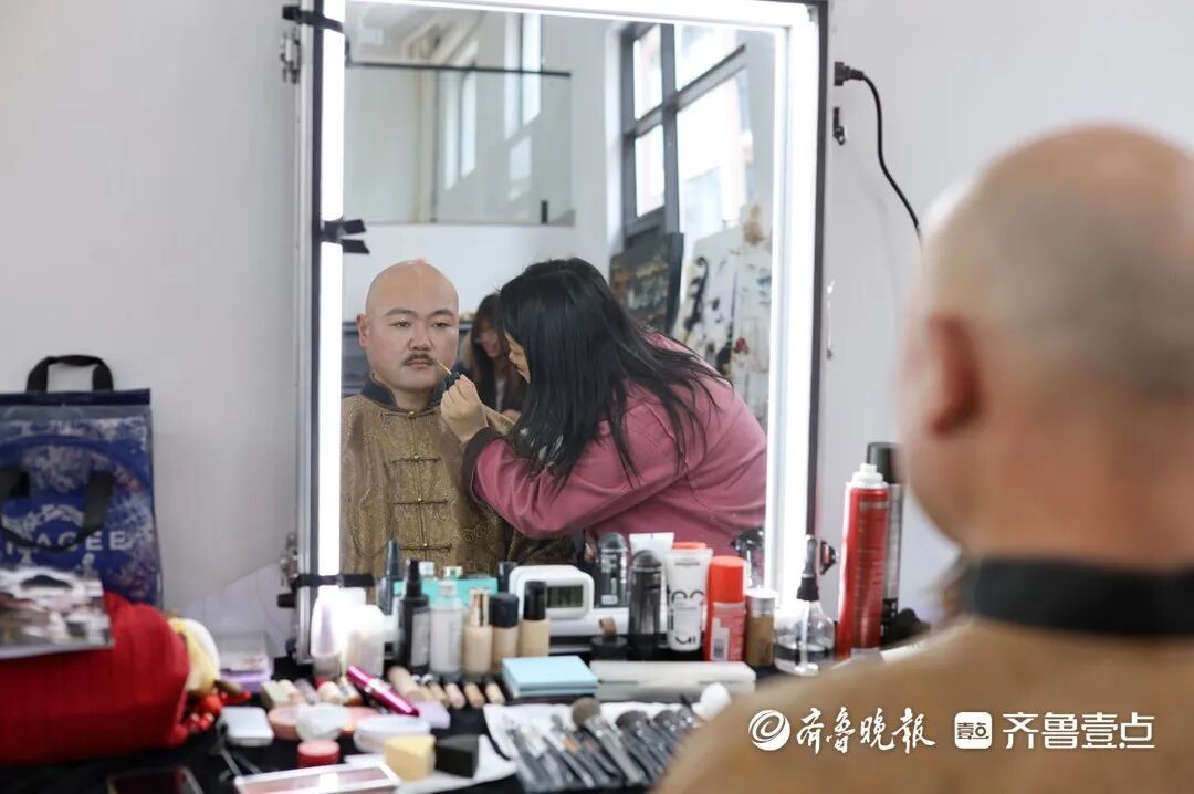 化妆师为新角色定妆特意加深法令纹