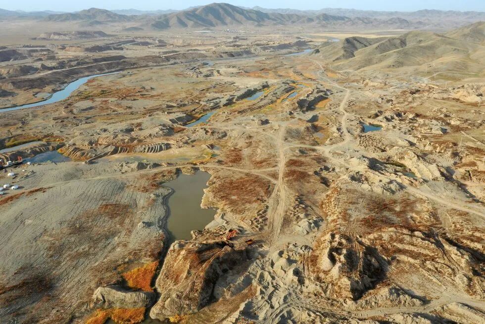 蒙古国因金矿开采而退化的土地