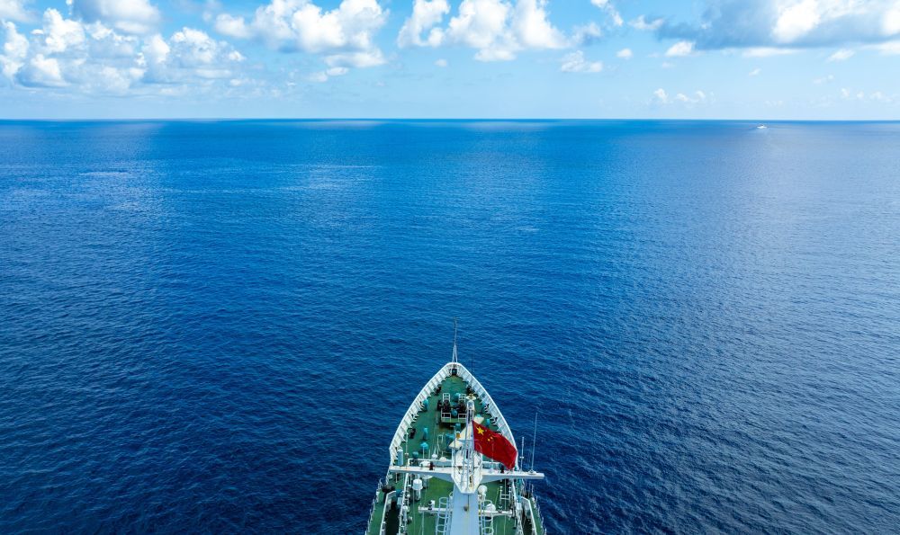 7月8日，海警海陵舰在南海黄岩岛海域巡航（无人机照片）。新华社记者王鹏摄