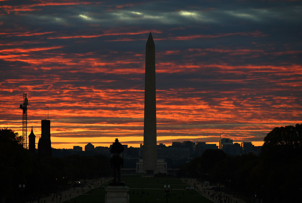 这是2025年10月15日拍摄的日落时分的美国华盛顿纪念碑。新华社记者李睿摄
