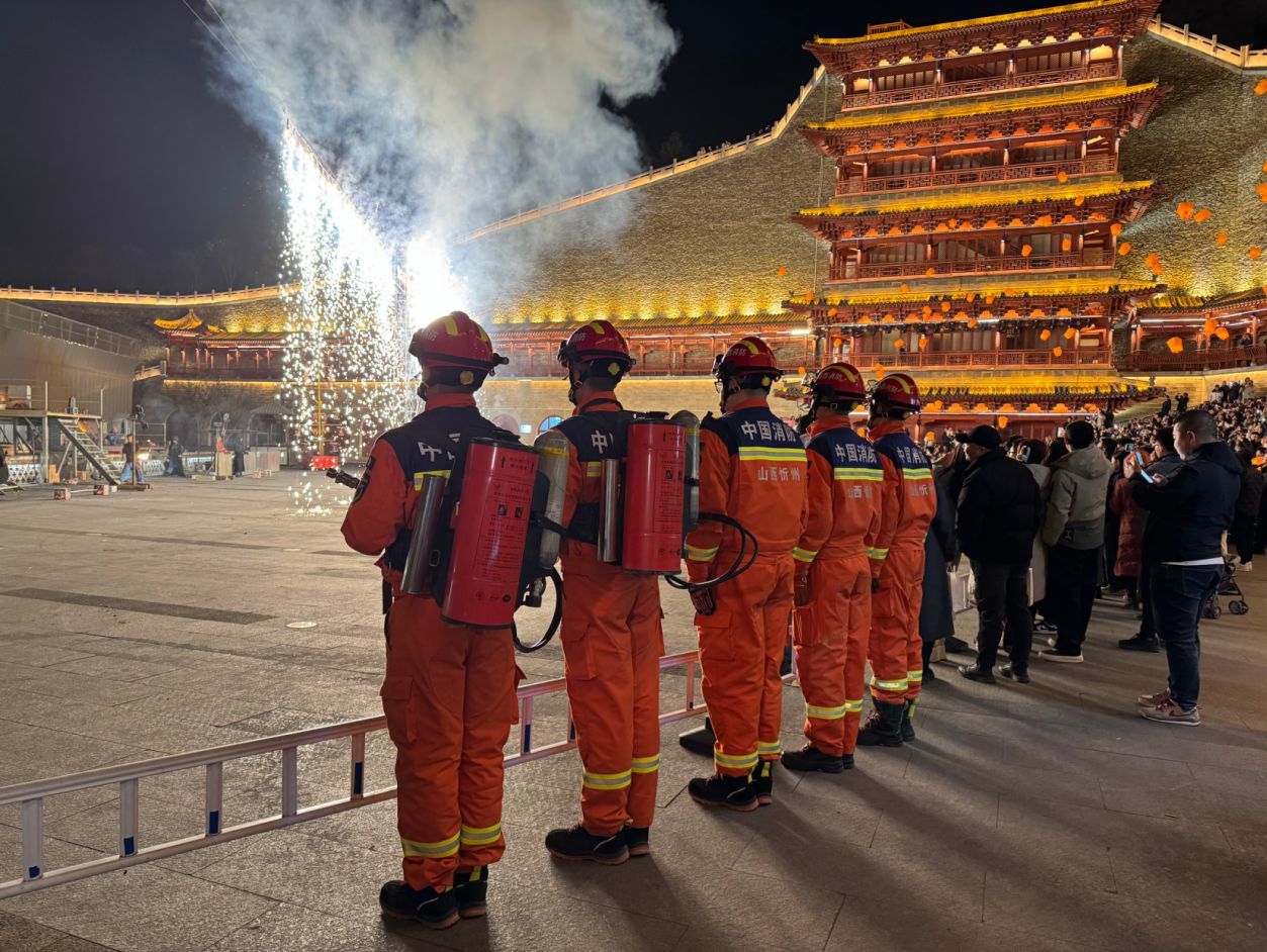 新春走基层丨24小时暖心巡逻,为古城春节“亮灯护航”