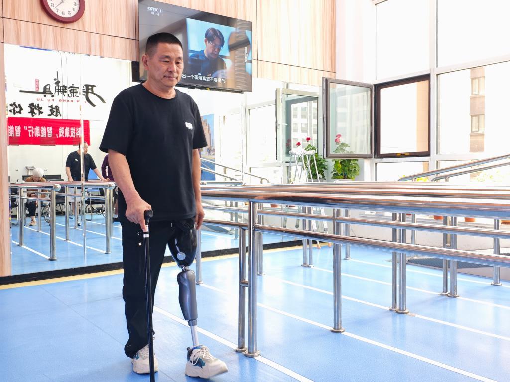 孙仁春穿着智能仿生腿练习行走。新华社记者李傲秋 摄