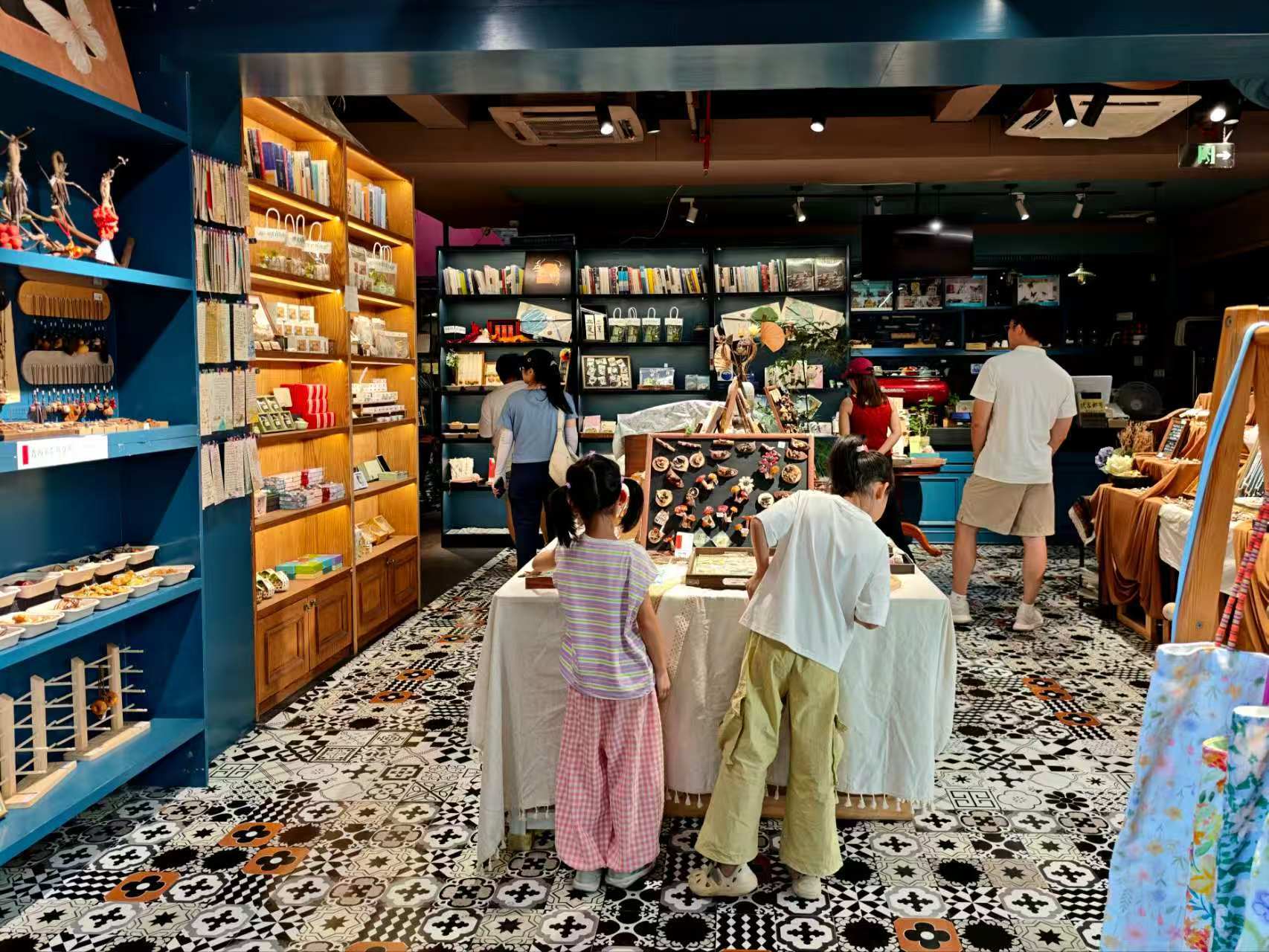 游客们在上下杭历史文化街区的文创店铺内选购产品。蔡理昕 摄