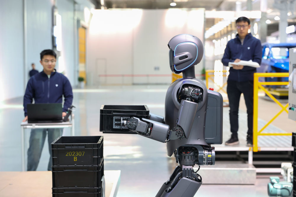 江苏无锡的一家民营企业工程师在调试人形机器人(2025年3月22日摄)。截至2025年5月底,全国实有民营经济组织1.85亿户,占经营主体总量的96.76%。