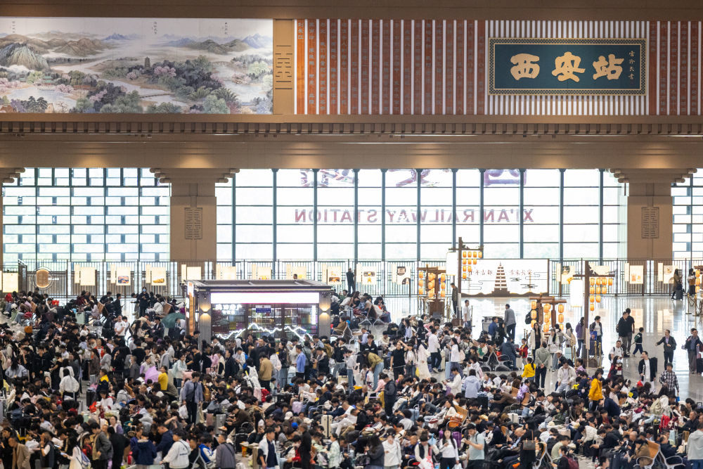 5月1日，旅客在西安站候车大厅内候车。新华社发（刘翔摄）
