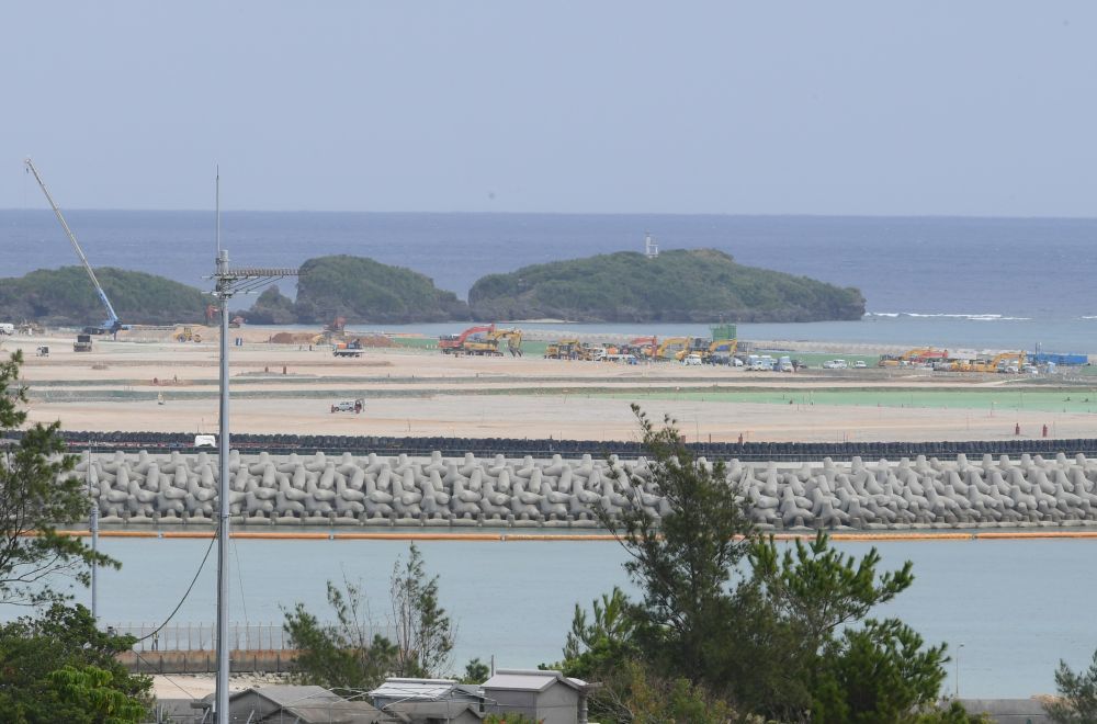 这是2023年11月25日在日本冲绳县名护市拍摄的驻日美军边野古基地施工现场。新华社记者冯武勇摄