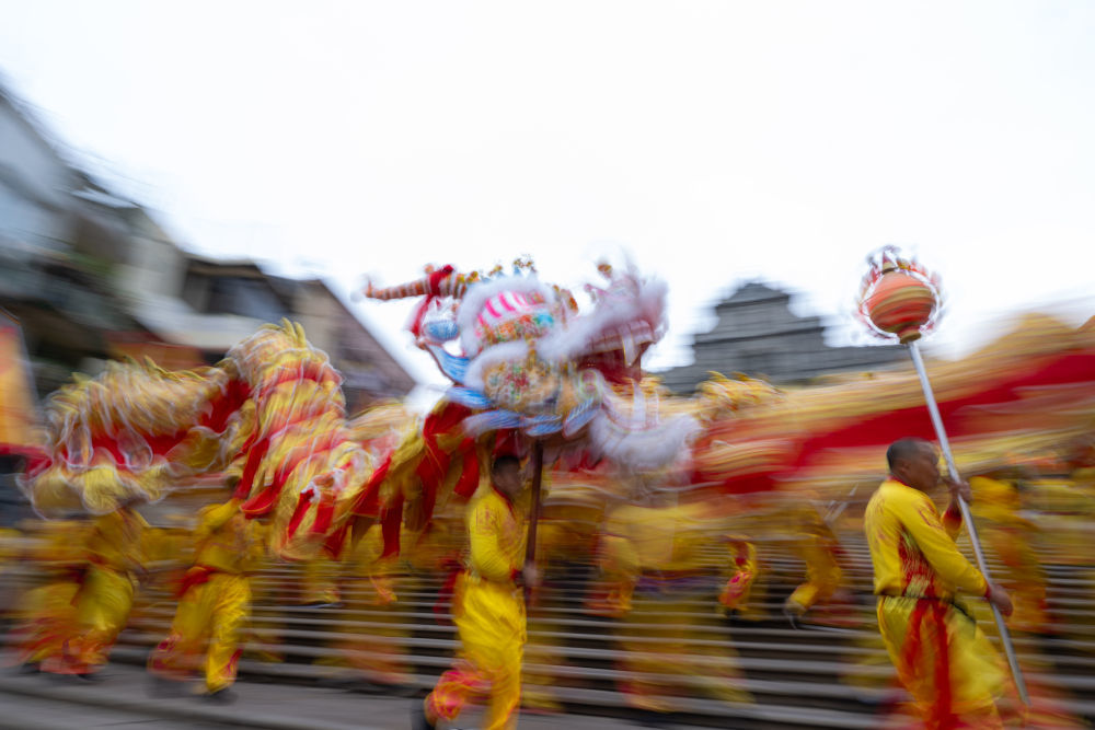 2月17日，舞龙队伍在澳门大三巴牌坊前表演。新华社发（张金加摄）