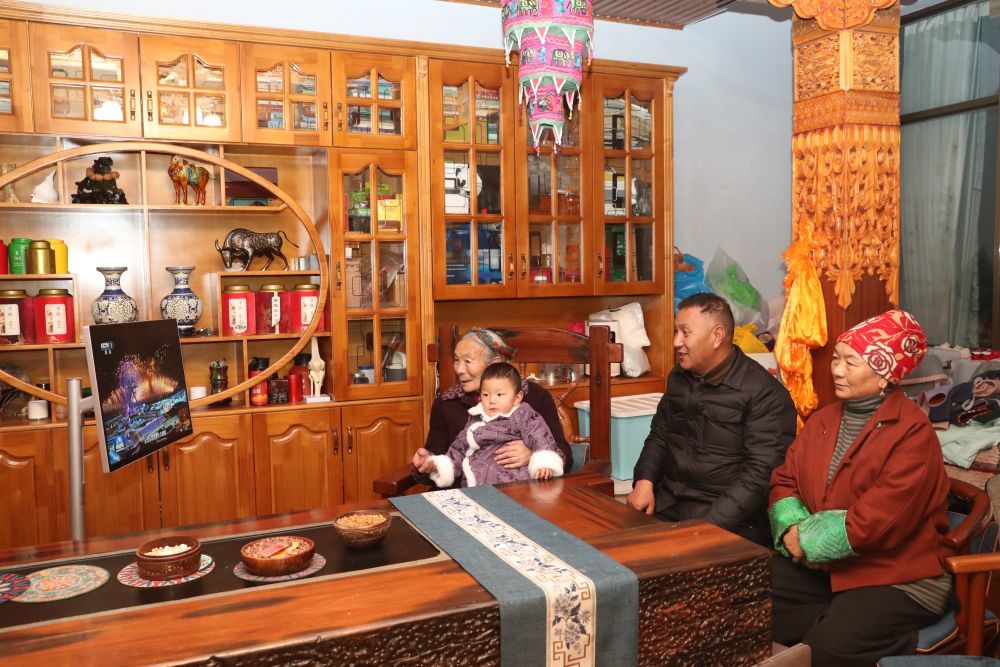 2025年12月31日,陈明英(左一)和家人在家中收看习近平总书记发表二〇二六年新年贺词。新华社发(次仁龙布摄)