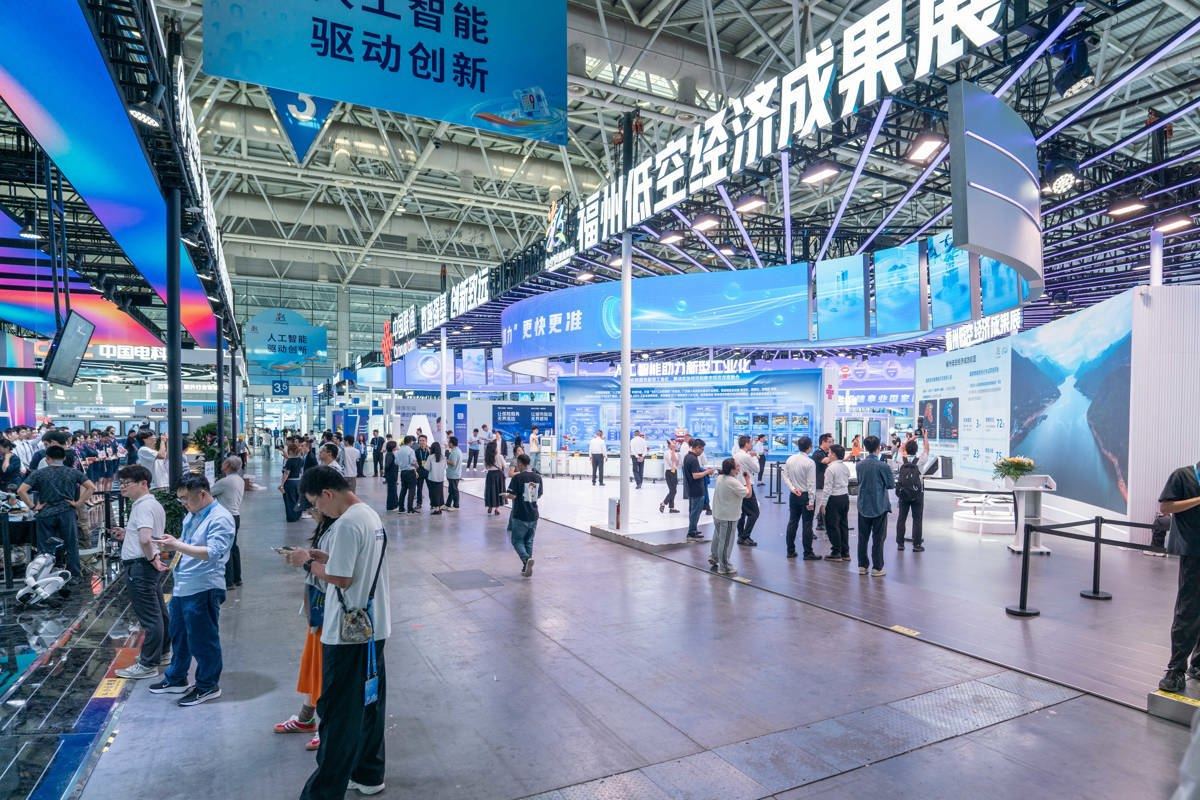 第九届数字中国建树峰会现场体验区。记者林双伟摄.jpg