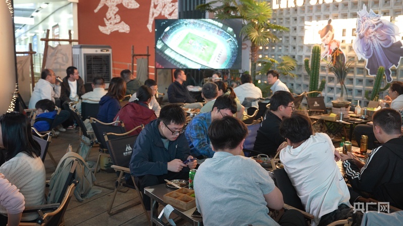 “苏超”第二现场点燃夜经济（央广网记者 吕倩媛 摄）