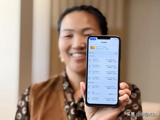 向彩珍展示手机里的“孝心工资”到账明细