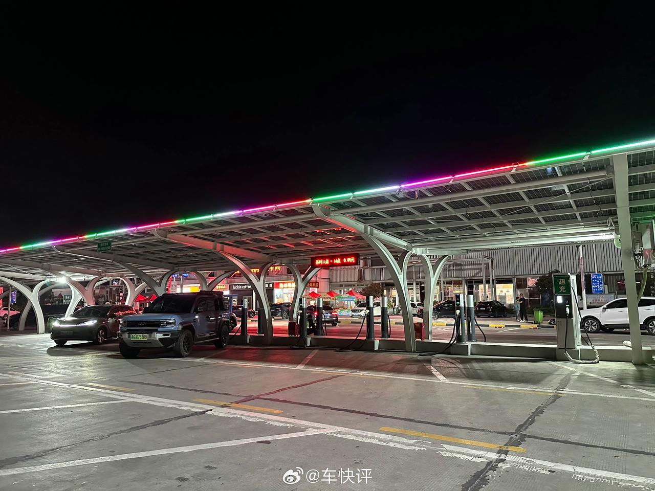 10月5日晚上22点半，京港澳高速原阳服务区深圳方向充电的车辆很少，