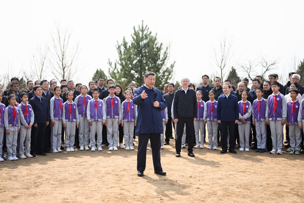 △2026年3月30日，习近平总书记等党和国家领导人来到北京昌平区百善镇参加首都义务植树活动。这是总书记同在场的干部群众、少先队员亲切交谈。