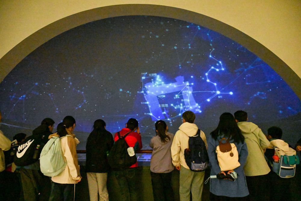 ↑4月3日，学生在南京城墙博物馆参观。新华社发（杨素平摄）