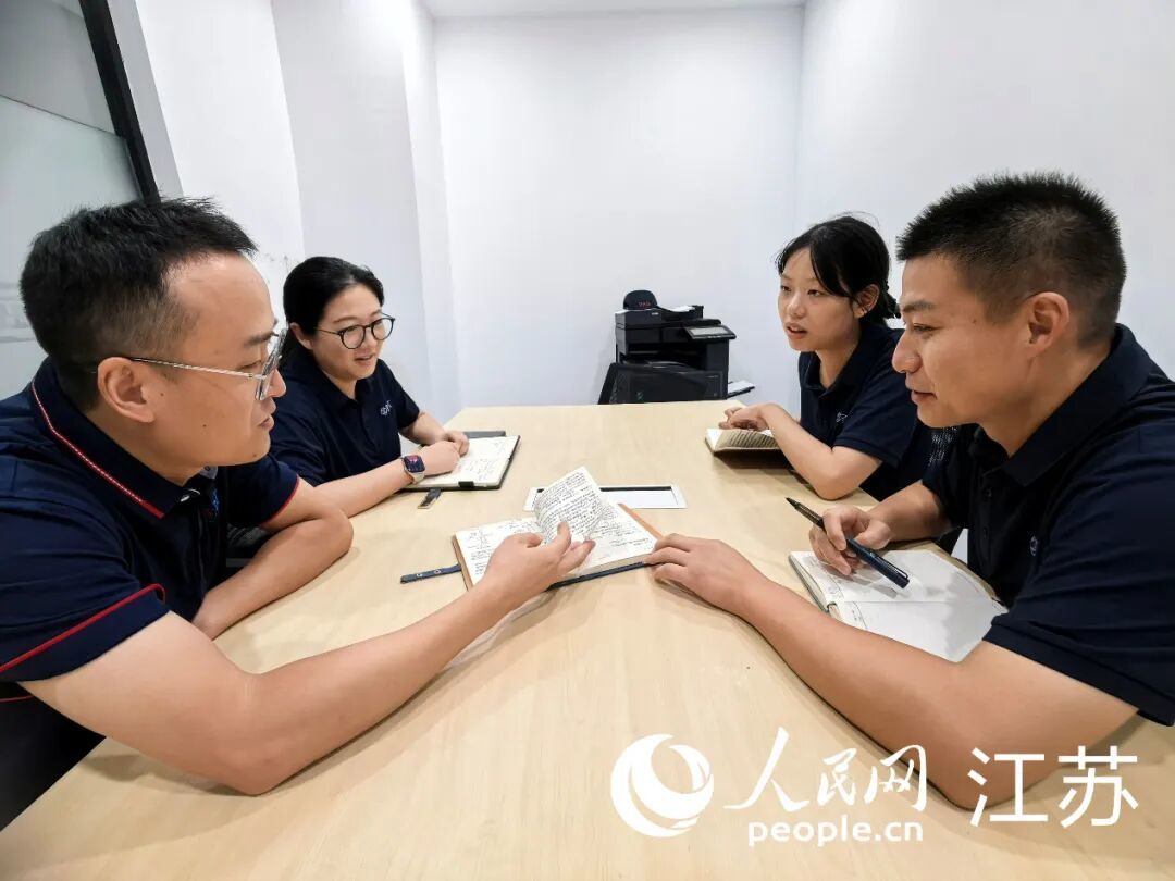 中天海缆研发团队商讨项目研发思路。人民网记者 王继亮摄