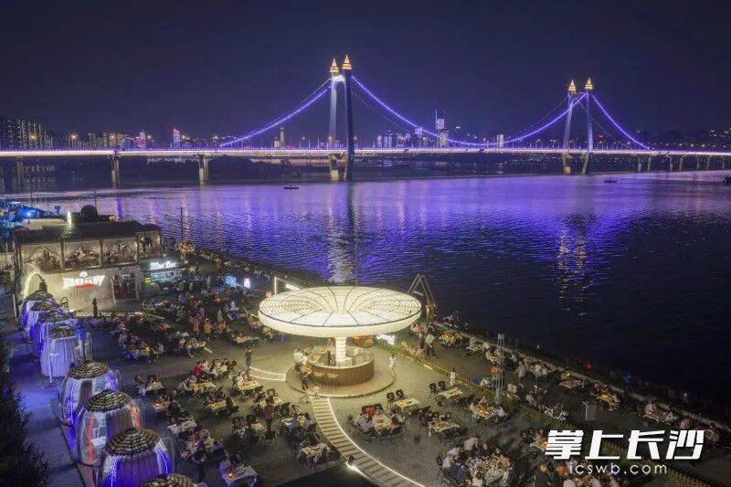 9月27日傍晚,不少市民游客来到江边餐酒吧,伴着落日余晖与徐徐江风小聚闲谈。 均为长沙晚报全媒体记者黄启晴摄