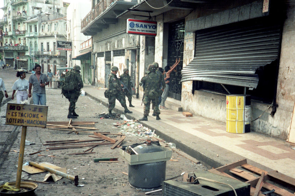 ↑1989年,美国武装干涉巴拿马。这张资料照片显示的是占领巴拿马的美军士兵在巴拿马城街头搜查行人。新华社记者 胡泰然 摄