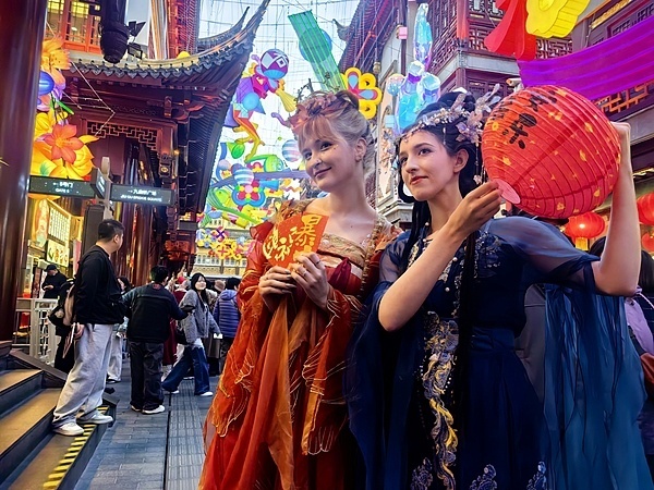 上海豫园灯会圈粉外籍游客体验中式年味