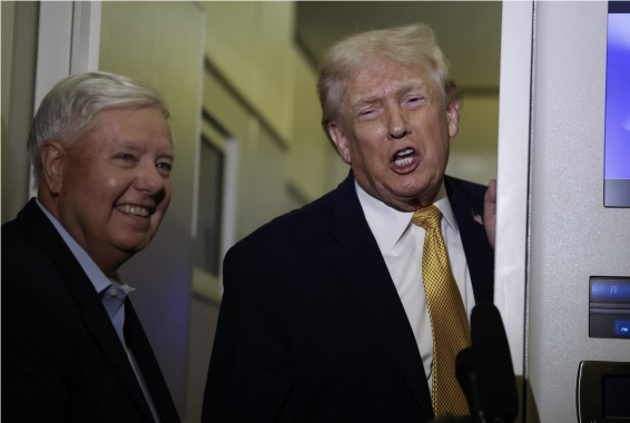 当地时日晚,特朗普(右)在前往华盛顿的“空军一号”专机上接受记者采访。图自美媒