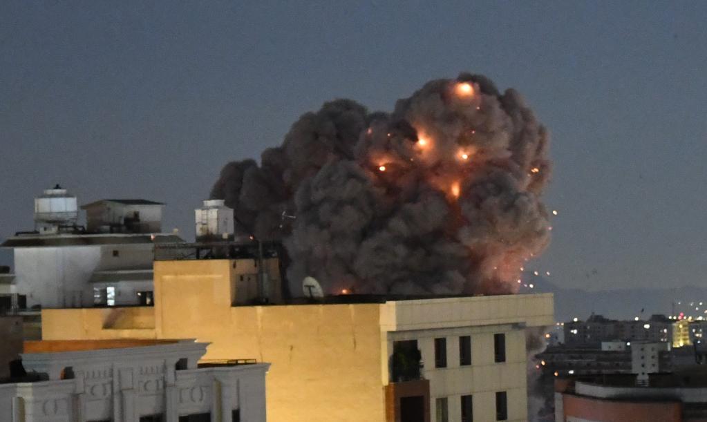 这是3月29日拍摄的德黑兰市区爆炸后的浓烟。新华社记者沙达提摄