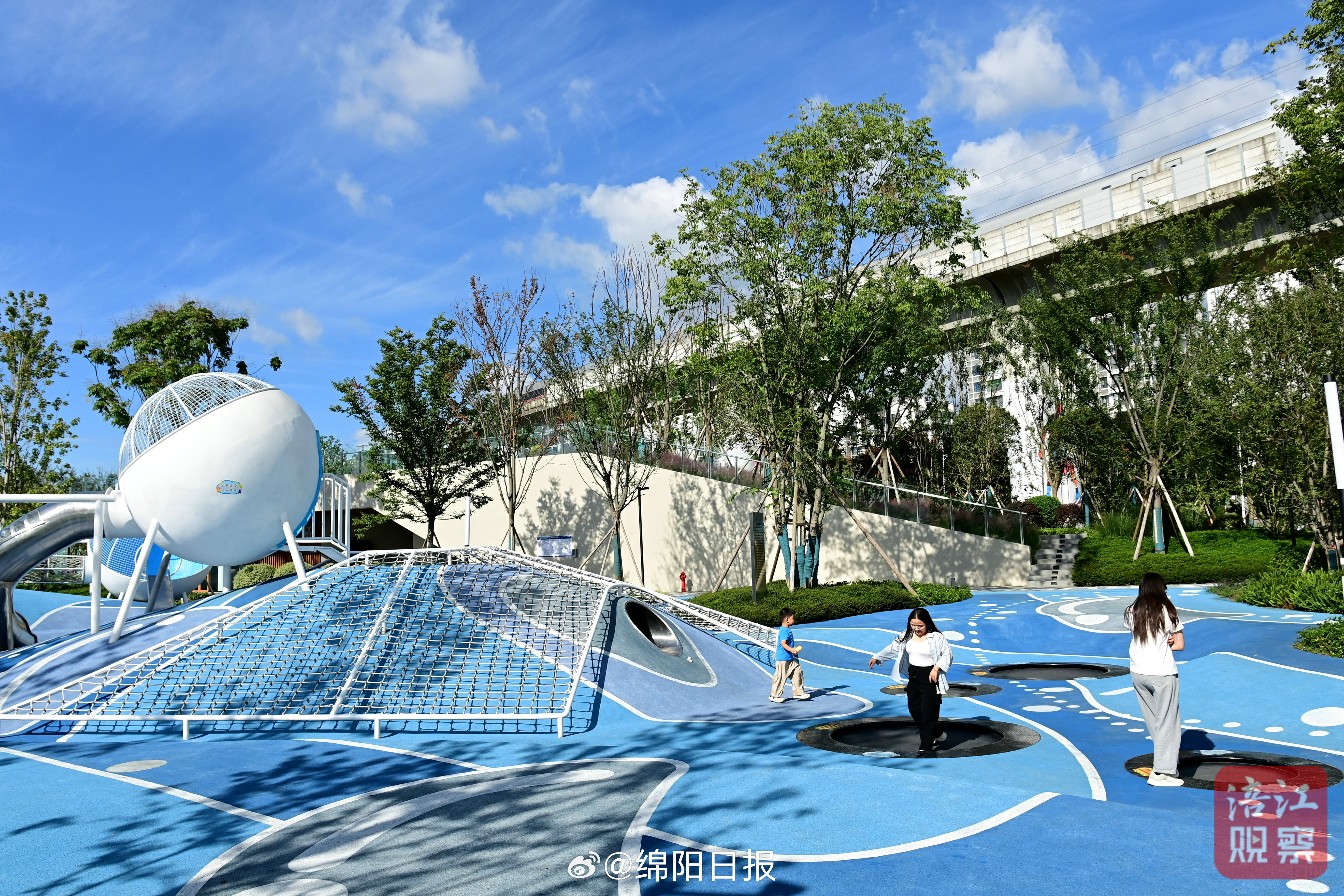 【爱看绵阳｜青山绿水白云间，蓬勃小镇入画来】9月25日，云漫晴空，远