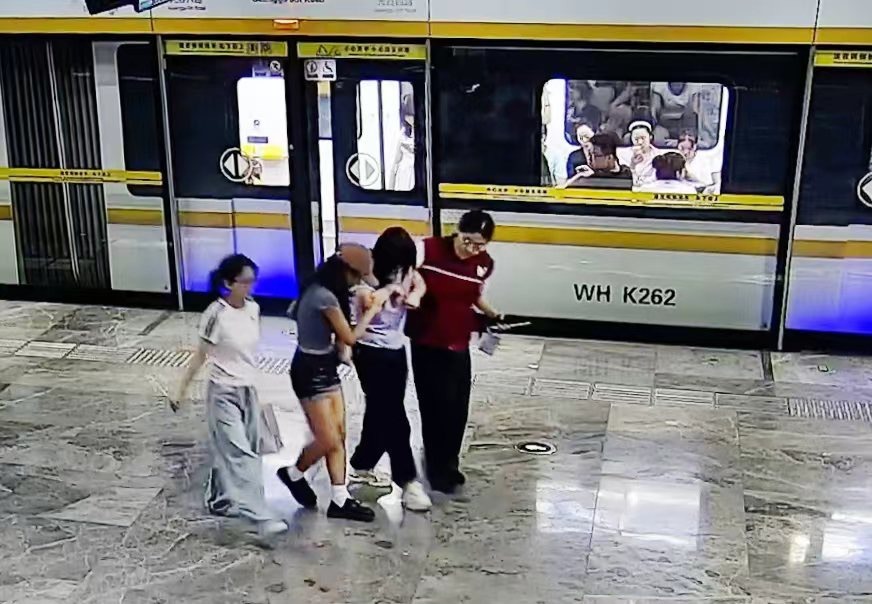 女乘客一整天未进食晕倒地铁里,工作人员暖心救助贴心陪伴_凤凰网