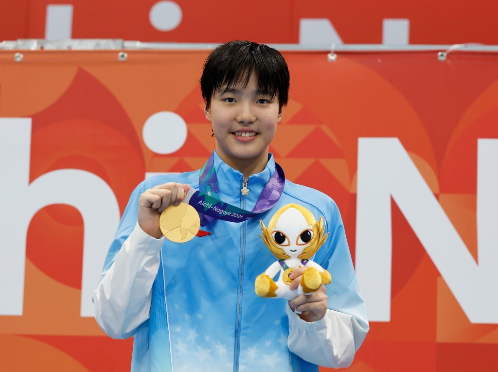 9月23日，中国选手于子迪在女子400米个人混合泳颁奖仪式上。新华社记者 伍志尊 摄