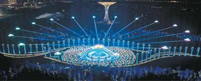 图为2026年春晚合肥分会场,亿航智能16架EH216-S无人驾驶载人航空器用射灯照亮舞台。