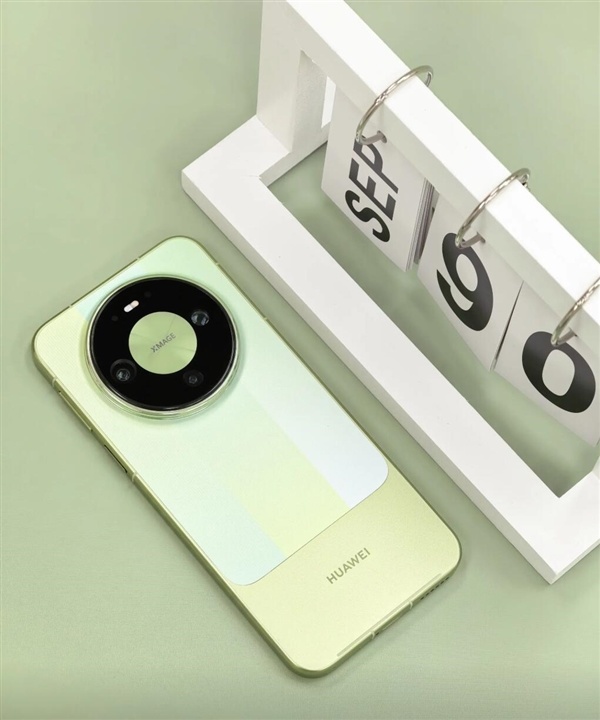 华为Mate 90全家福实拍:星环DECO+拼接设计 外观大胆前卫