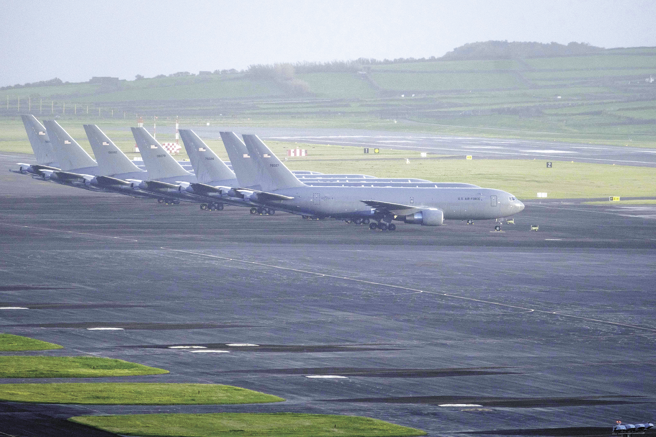 23日,多架美国军机停在葡萄牙拉日什空军基地。在与伊朗关系紧张的局势下,美国加强了对该基地的使用。 (视觉中国)