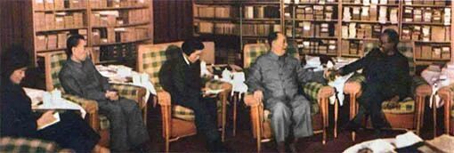 1974年3月25日,毛泽东、周恩来会见坦桑尼亚总统尼雷尔。