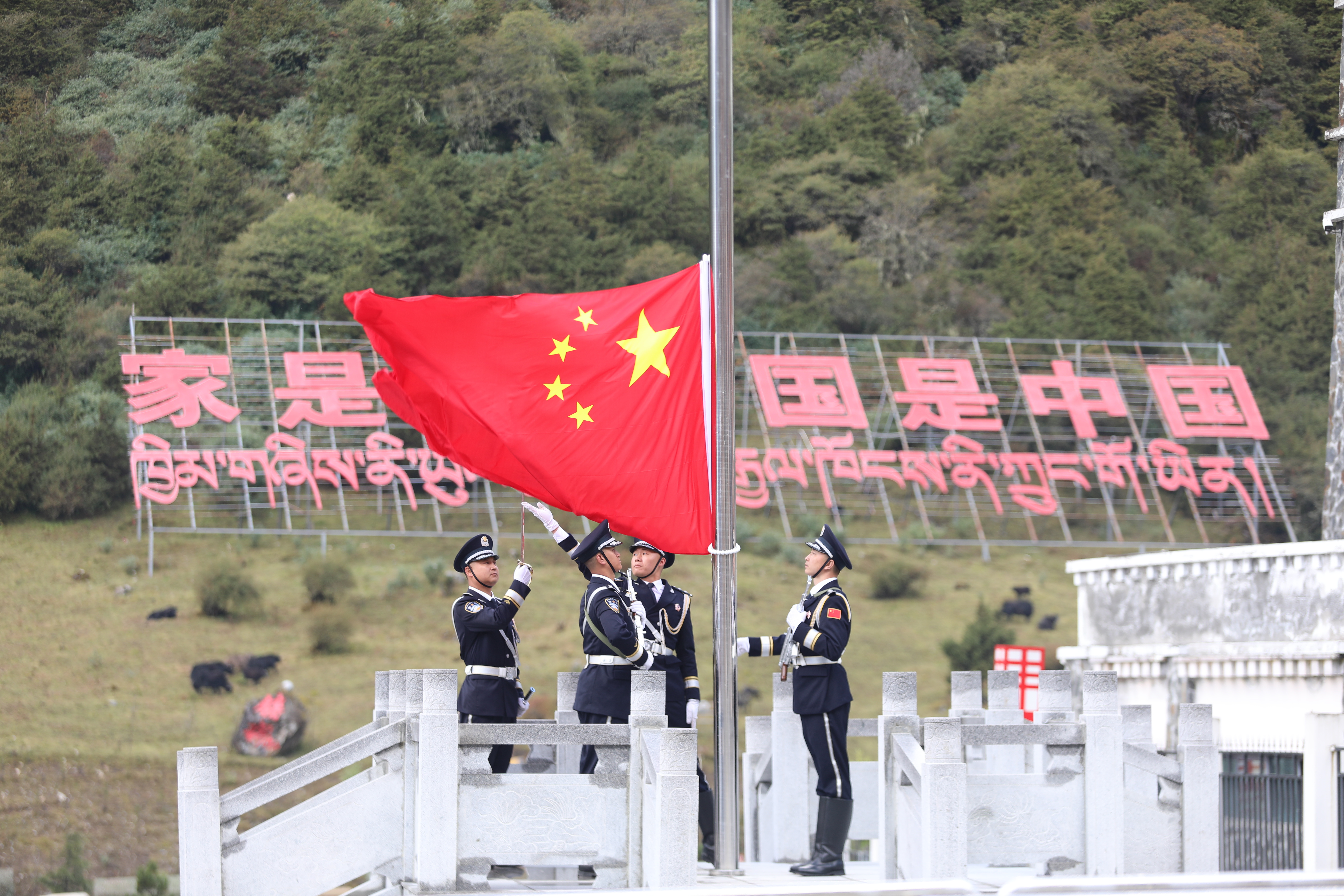 图为玉麦边境派出所国门护旗队首次在国庆节举行升旗仪式。徐道超 摄
